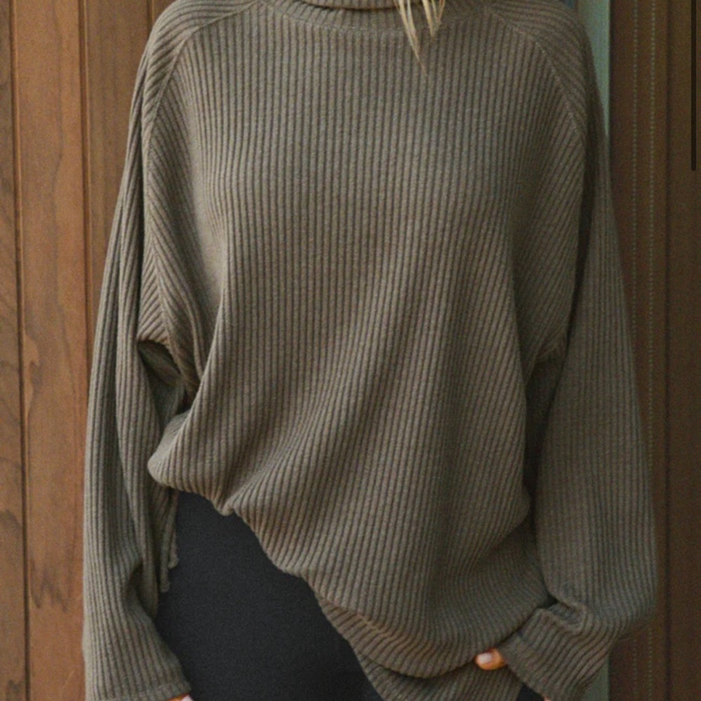 Cozy Ribbed Knit Sweater - Brown